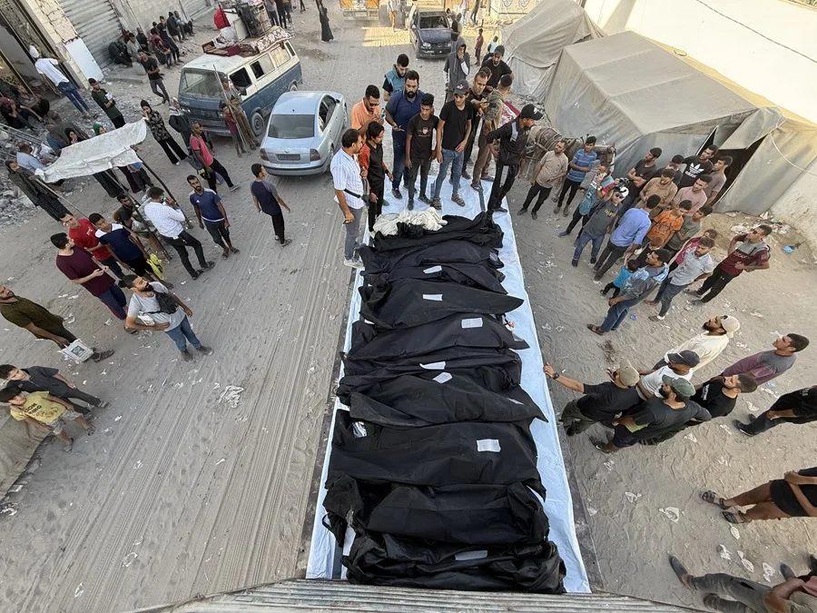 Hilera de cadáveres en el exterior del Hospital Shifa de la ciudad de Gaza para llevarlos a su entierro.