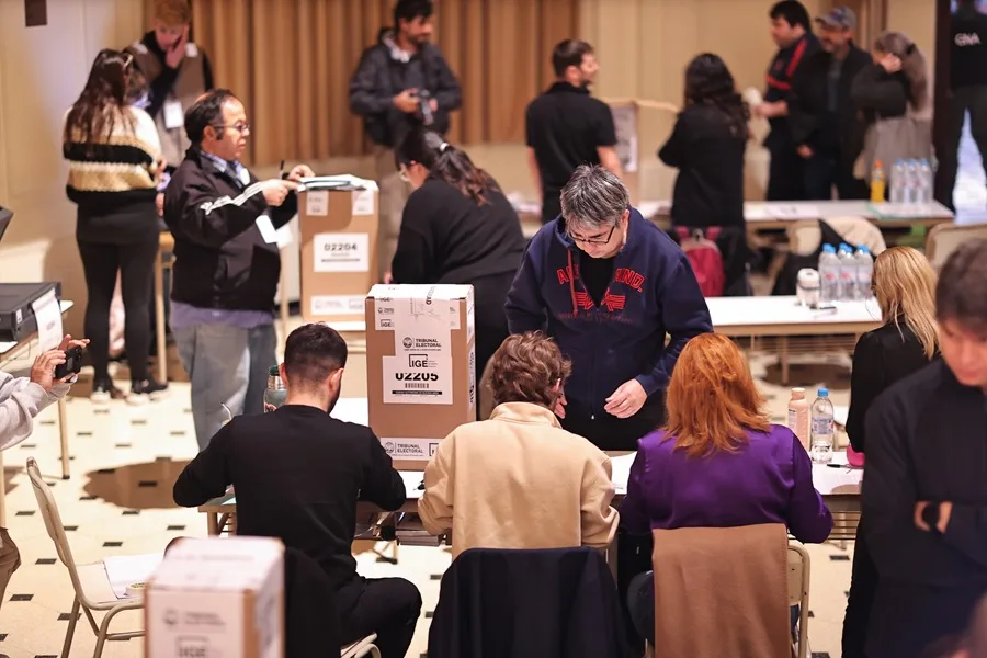 Fotografía de archivo que muestra personas en el interior de un colegio electoral participando durante las elecciones en Buenos Aires (Argentina). EFE/Juan Ignacio Roncoroni