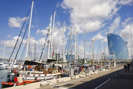 La veintena de barcos de la Global Sumud Flotilla o flotilla de la libertad que zarparon ayer domingo del Puerto de Barcelona hacia Gaza con ayuda humanitaria han regresado esta madrugada por el mal tiempo y sus capitanes se encuentran reunidos este lunes para decidir cuándo volver a partir. En la imagen uno de los barcos amarrado en el muelle de la Marina del Puerto de Barcelona. EFE/ Quique García