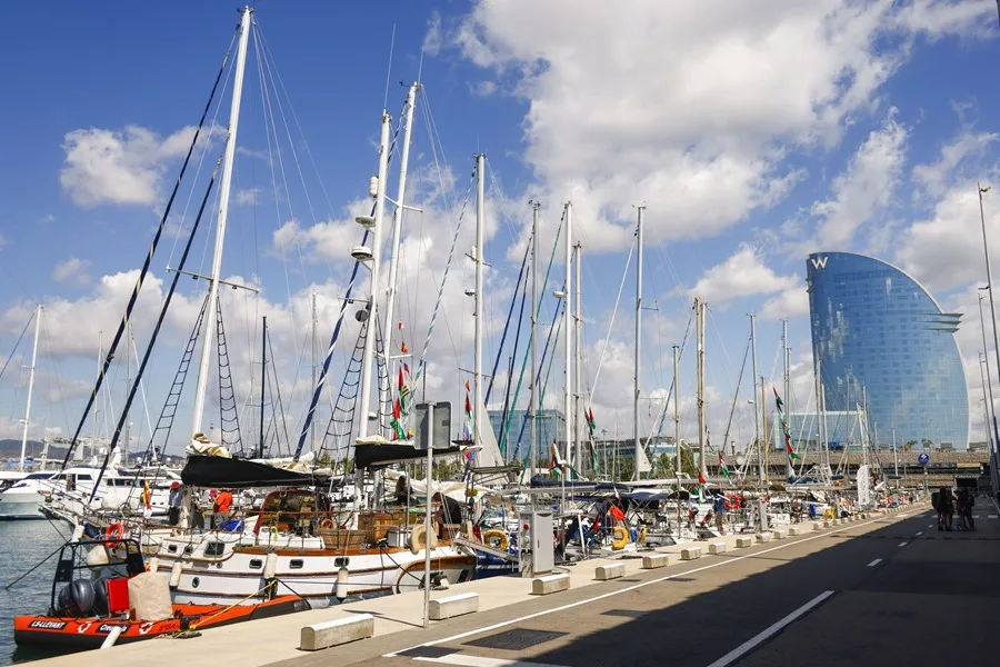 La veintena de barcos de la Global Sumud Flotilla o flotilla de la libertad que zarparon ayer domingo del Puerto de Barcelona hacia Gaza con ayuda humanitaria han regresado esta madrugada por el mal tiempo y sus capitanes se encuentran reunidos este lunes para decidir cuándo volver a partir. En la imagen uno de los barcos amarrado en el muelle de la Marina del Puerto de Barcelona. EFE/ Quique García