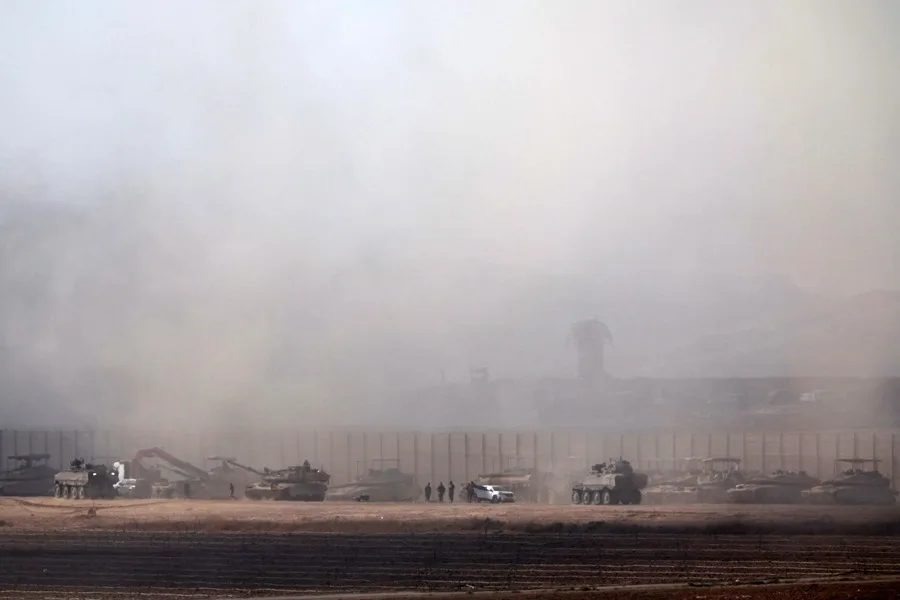 Israel bombardea intensamente la ciudad de Gaza y sus tropas avanzan de cara a una invasión terrestre