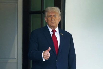 Gobierno de Trump notifica la implementación oficial del acuerdo comercial con la UE. En la imagen, El presidente estadounidense, Donald Trump, en la Casa Blanca, este jueves en Washington, DC. EFE/EPA/WILL OLIVER