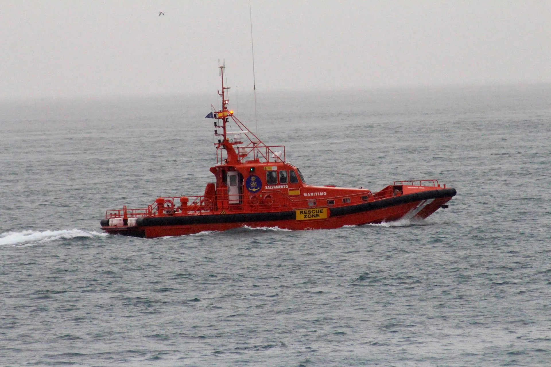Hallan el cadáver de un joven migrante flotando en una playa de Ceuta