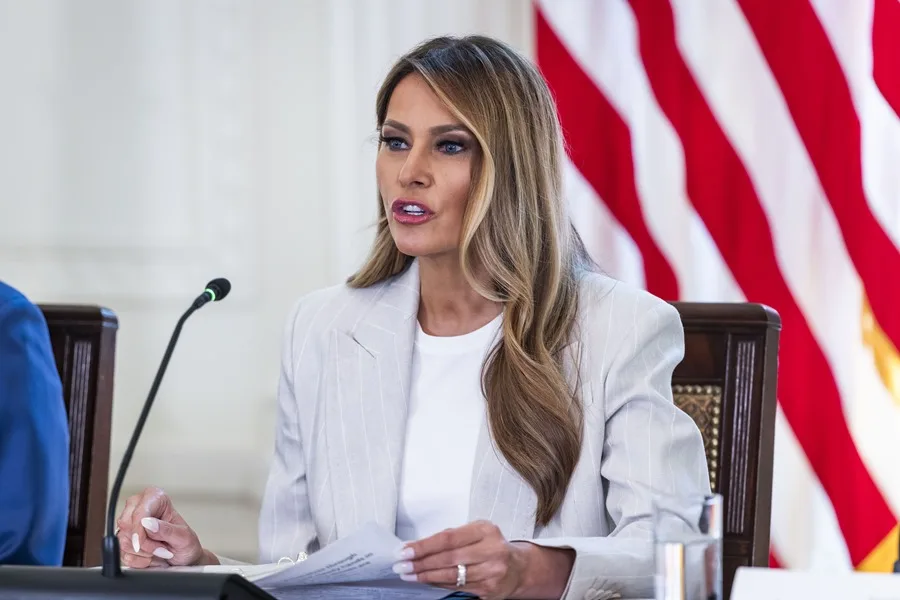 Melania Trump dice sobre las IA que "los robots ya están aquí" y pidió "responsabilidad"