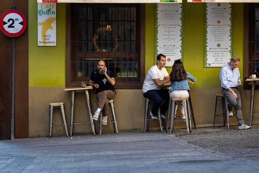 Unas personas en una terraza de Toledo este viernes.