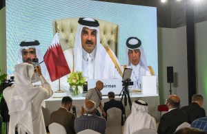 Discurso del emir jeque Tamim bin Hamad Al-Thani de Qatar en una pantalla del centro de prensa durante la inauguración de la cumbre árabe-islámica de emergencia para discutir el ataque israelí a Qatar en Doha (Qatar), el 15 de septiembre de 2025. (Catar)