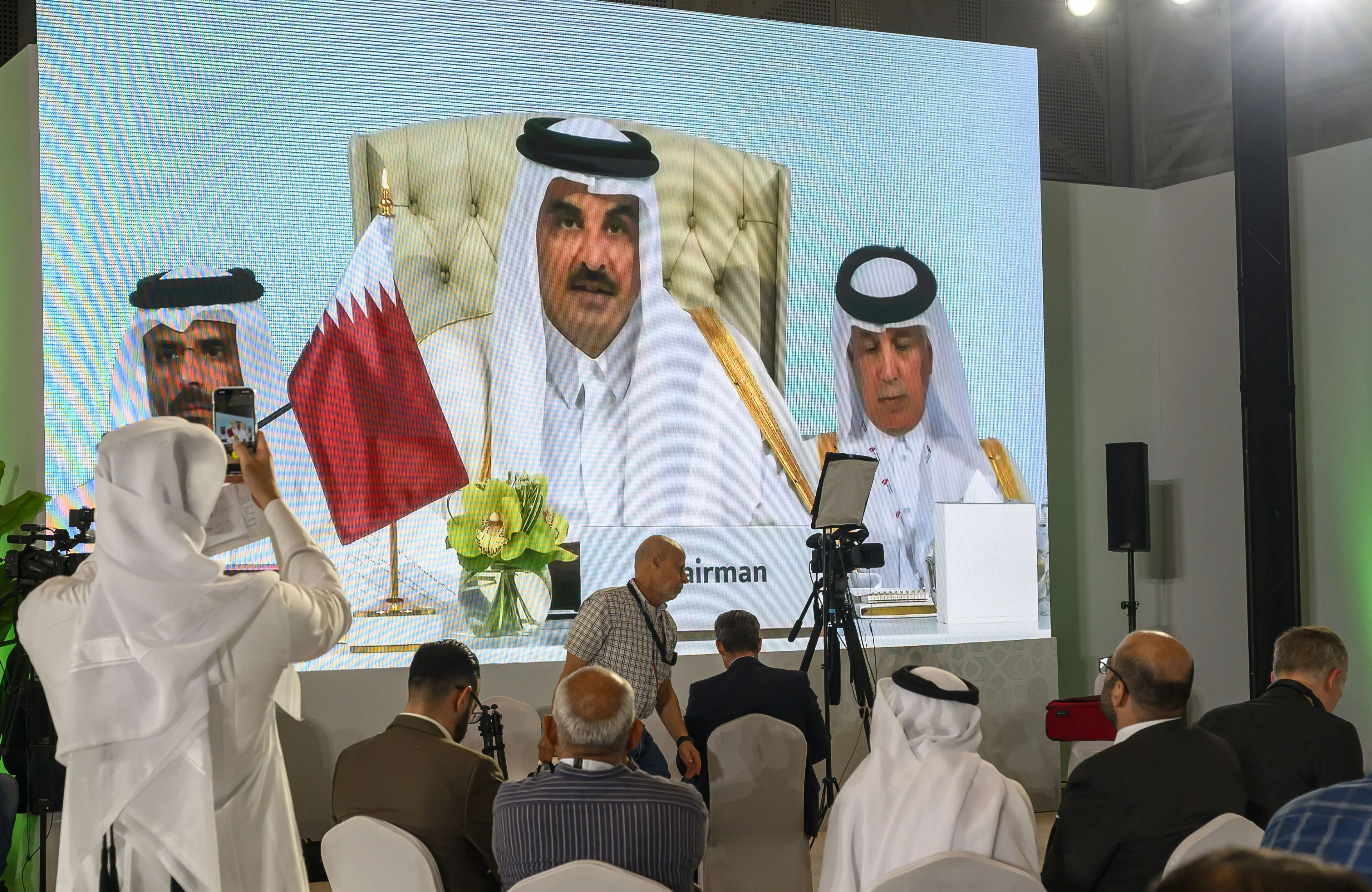 Discurso del emir jeque Tamim bin Hamad Al-Thani de Qatar en una pantalla del centro de prensa durante la inauguración de la cumbre árabe-islámica de emergencia para discutir el ataque israelí a Qatar en Doha (Qatar), el 15 de septiembre de 2025. (Catar)