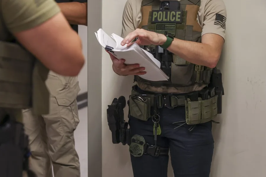 Agentes del Servicio de Inmigración de EE.UU. podrán portar armas, arrestar y deportar