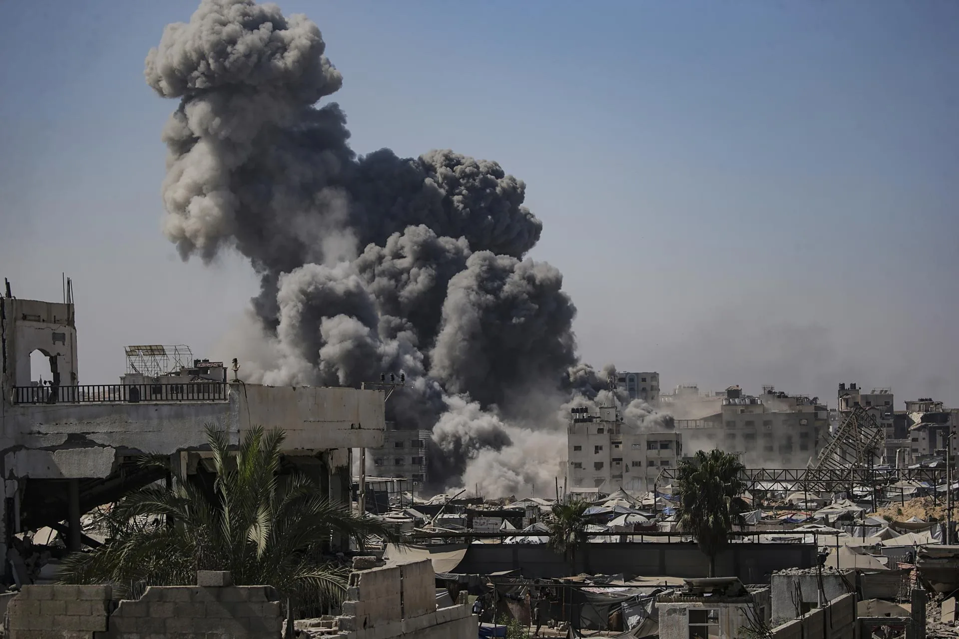 Israel mata a 40 personas en lo que va de domingo en Gaza y sigue bombardeando la capital