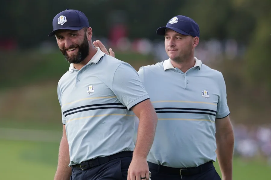 Jon Rahm, de Europa (izquierda), y Sepp Straka, de Europa (derecha), celebran en el green del hoyo 18 tras los partidos de fourball de la tarde contra el equipo de Estados Unidos en el torneo de golf Ryder Cup 2025. EFE/EPA/CRISTOBAL HERRERA-ULASHKEVICH