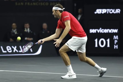 Taylor Fritz, del equipo mundial estadounidense, en acción contra Carlos Alcaraz, del equipo europeo, en el torneo de tenis Laver Cup en San Francisco, California. EFE/EPA/JOHN G. MABANGLO
