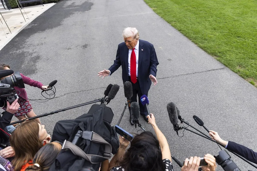 El presidente estadounidense, Donald Trump, habla con los periodistas al salir de la Casa Blanca para realizar una visita de Estado de tres días al Reino Unido, en Washington, DC, EE. UU. EFE/EPA/JIM LO SCALZO