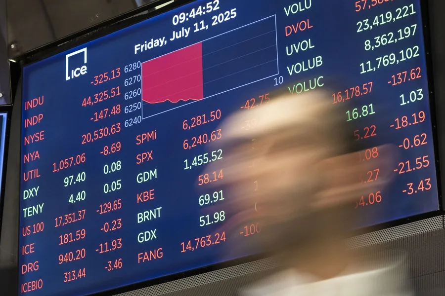 Fotografía de archivo de una persona junto a una pantalla que muestra el índice Dow Jones de industriales en la campana de apertura de la Bolsa de Nueva York, en Nueva York, Estados Unidos. EFE/EPA/JUSTIN LANE
