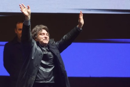 Pese a dura derrota en las urnas, Milei promete defender su proyecto en Argentina "con uñas y dientes"