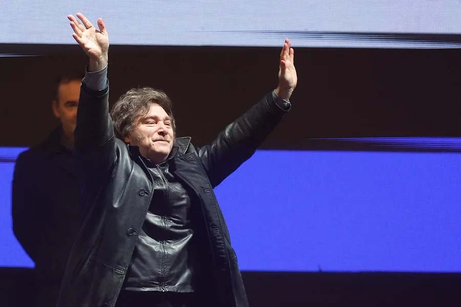 Pese a dura derrota en las urnas, Milei promete defender su proyecto en Argentina "con uñas y dientes"