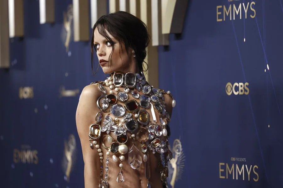 Premios Emmy 2025: los artistas y celebridades llegan a la alfombra roja