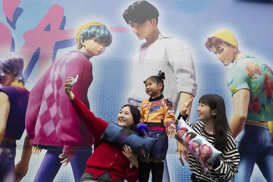 Modelos posan en la zona temática de K-Pop Demon Hunters del parque de atracciones Everland en Yongin, provincia de Gyeonggi, Corea del Sur