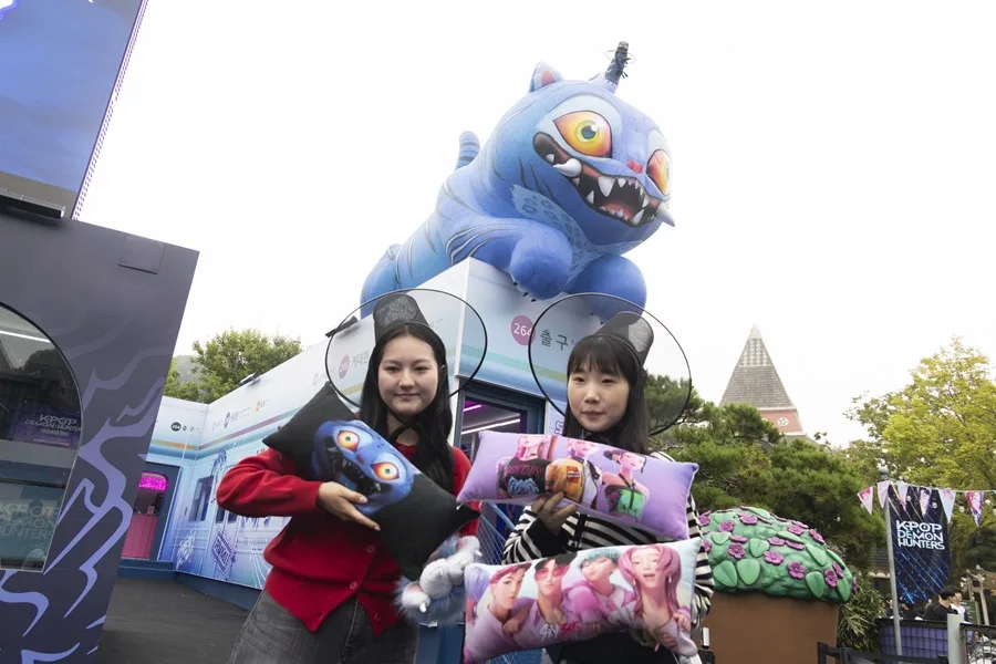 Modelos posan en la zona temática de K-Pop Demon Hunters del parque de atracciones Everland en Yongin