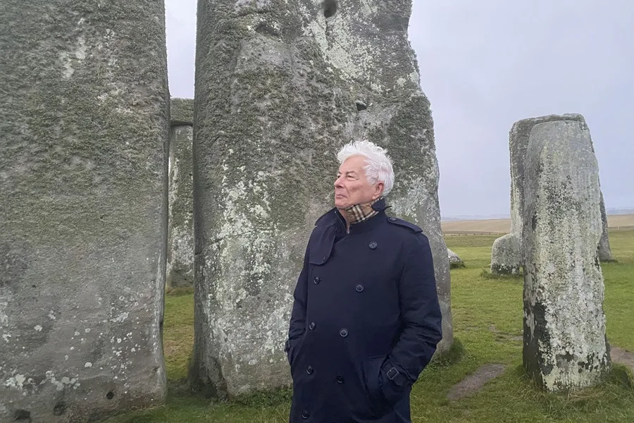 El escritor británico Ken Follett, en una entrevista con EFE en Stonegenhe. 