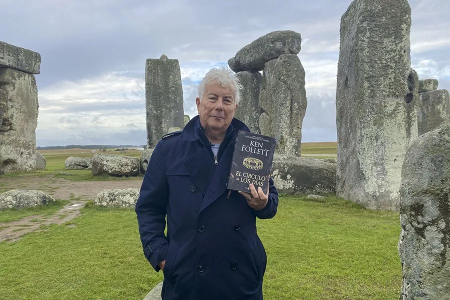El escritor británico Ken Follett, en una entrevista con EFE en Stonegenhe.