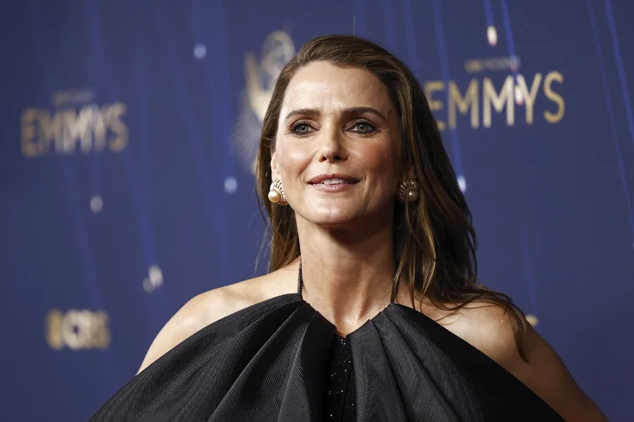 Premios Emmy 2025: los artistas y celebridades llegan a la alfombra roja