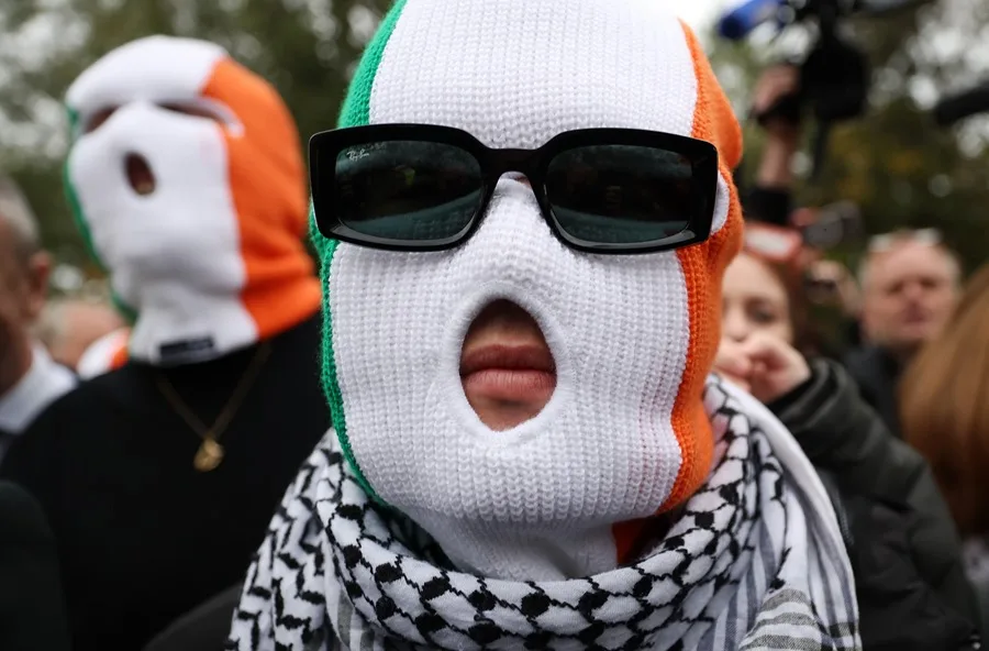 Liam O'Hanna, de Kneecap, llega al Tribunal de la Corona de Westminster Woolwich en Londres