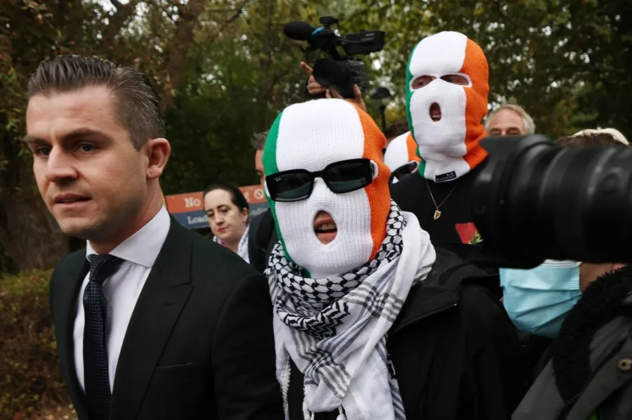 Liam O'Hanna, de Kneecap, llega al Tribunal de la Corona de Westminster Woolwich en Londres, Reino Unido, el 26 de septiembre de 2025. El músico, conocido bajo el nombre artístico de Mo Chara y también como Liam Og O hAnnaidh, compareció ante el tribunal acusado de terrorismo por exhibir una bandera de Hezbolá en un concierto en noviembre de 2024. 