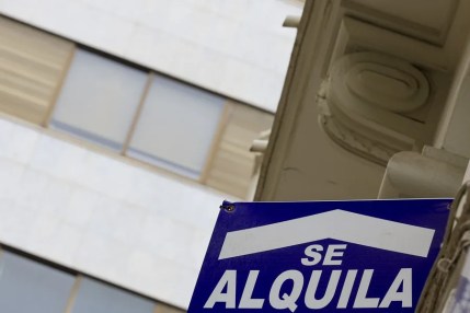 La Comisión Europea propondrá medidas sobre alquileres de corta duración y la especulación en vivienda. En la imagen, Detalle de un cartel de un piso en alquiler en Valencia, España, en una imagen de archivo. EFE/Kai Försterling