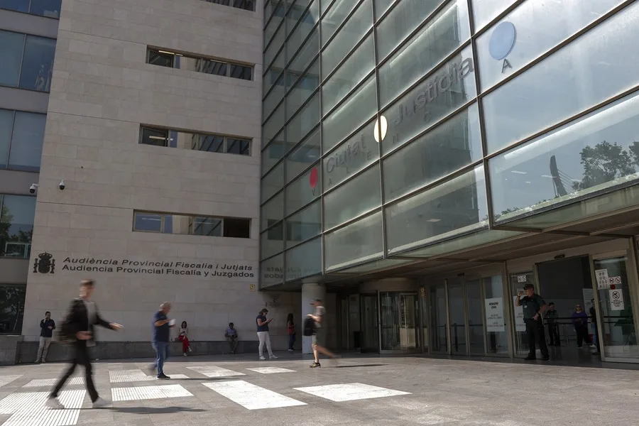 La Fiscalía denuncia al líder de Desokupa por incitación al odio y contra la integridad moral