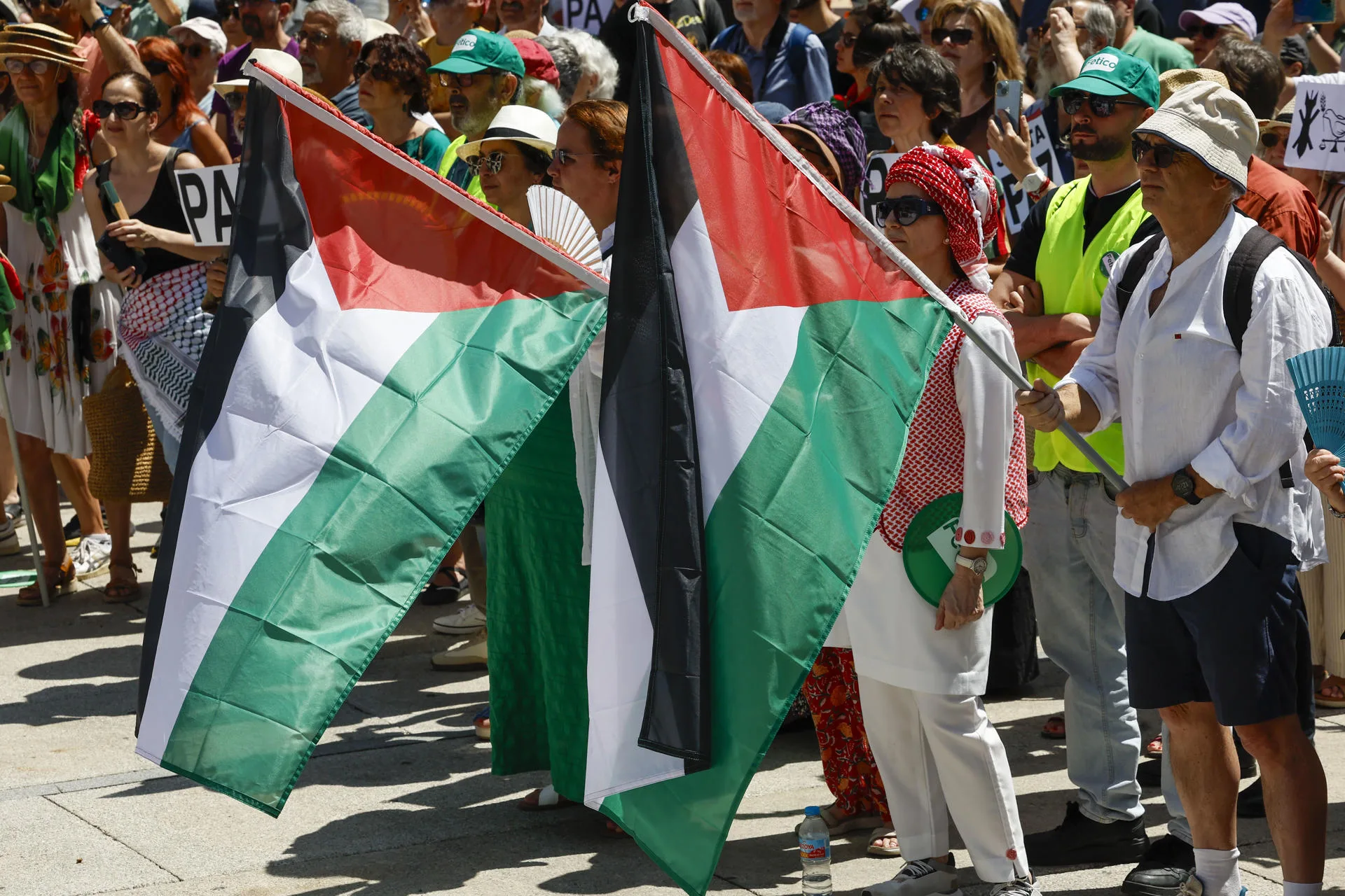 La retirada de banderas palestinas en colegios madrileños genera una nueva confrontación