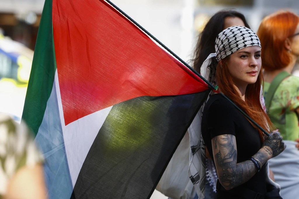 La retirada de banderas palestinas en colegios madrileños genera una nueva confrontación
