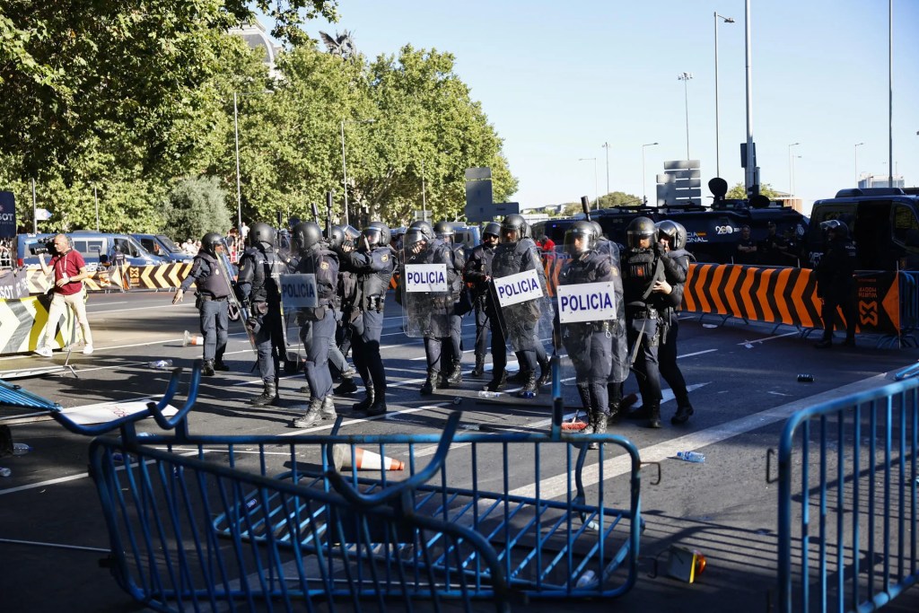 Las manifestaciones propalestinas cortan el recorrido de la Vuelta en el centro de Madrid
