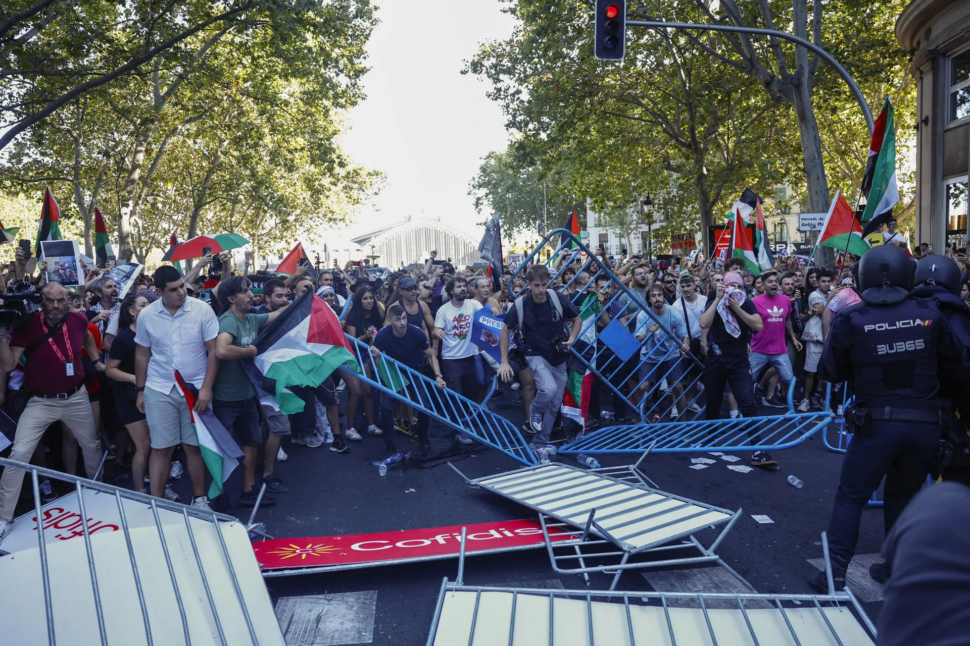 Las protestas de los manifestantes propalestinos paran al pelotón a 57 kilómetros de la meta