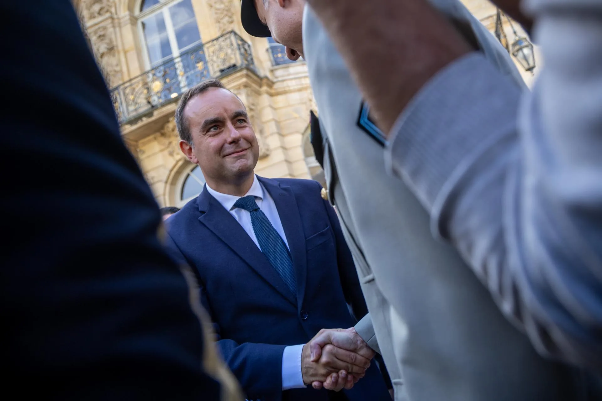 Lecornu-retira-la-supresion-de-dos-festivos-en-Francia-y-tiende-la-mano-a-la-izquierda-para-sacar-adelante-el-Presupuesto