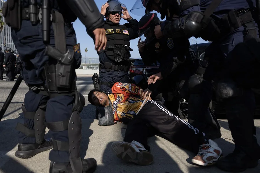 El Tribunal Supremo de EE.UU. permite los arrestos migratorios en Los Ángeles tras un recurso de Trump