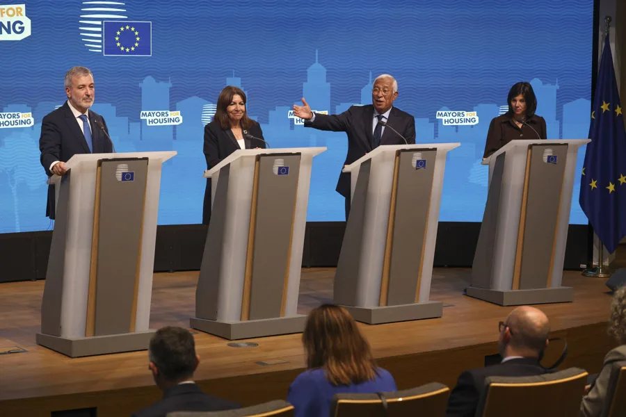 Los alcaldes europeos piden acceso directo a los fondos europeos para la vivienda. En la imagen, El alcalde de Barcelona, Jaume Collboni (i), la alcaldesa de París, Anne Hidalgo, (2i) y el presidente del Consejo Europeo, Antonio Costa (2d), durante una rueda de prensa este martes, en Bruselas (Bélgica). EFE/ Olatz Castrillo