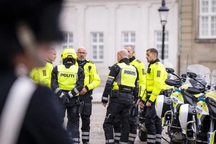 Los incidentes con drones llevan a Dinamarca a extremar la seguridad ante cumbre de líderes de UE. En la imagen , Policías daneses, suecos y noruegos patrullan en motocicleta antes de la cumbre de la UE en Amalienborg, Copenhague, Dinamarca, este lunes. FE/EPA/Sebastian Elias Uth