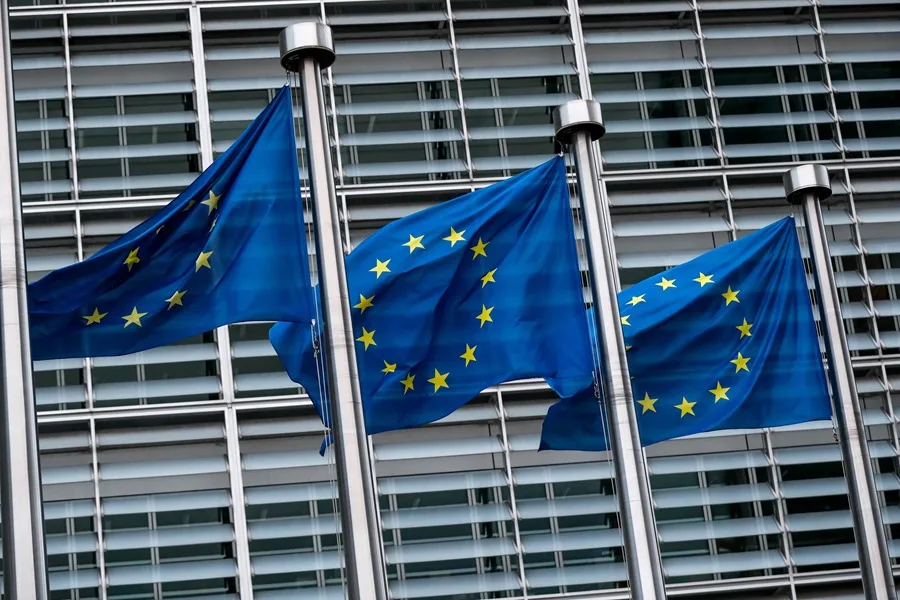 Los países de la UE piden negociar la incorporación del Reino Unido y Canadá a las compras militares conjuntas. En la imagen, Banderas de la Unión Europea ondean en Bruselas, Bélgica, en una imagen de archivo. EFE/EPA/STEPHANIE LECOCQ