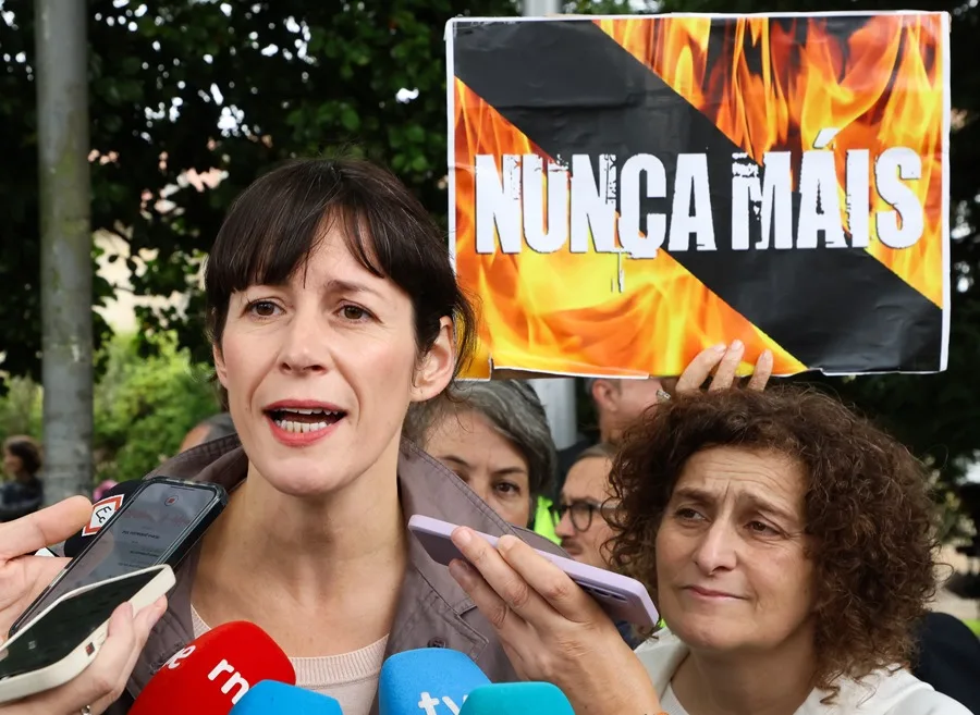 Manifestación en Santiago de Compostela para protestar por la actuación de la Xunta en los incendios forestales del pasado mes de agosto.