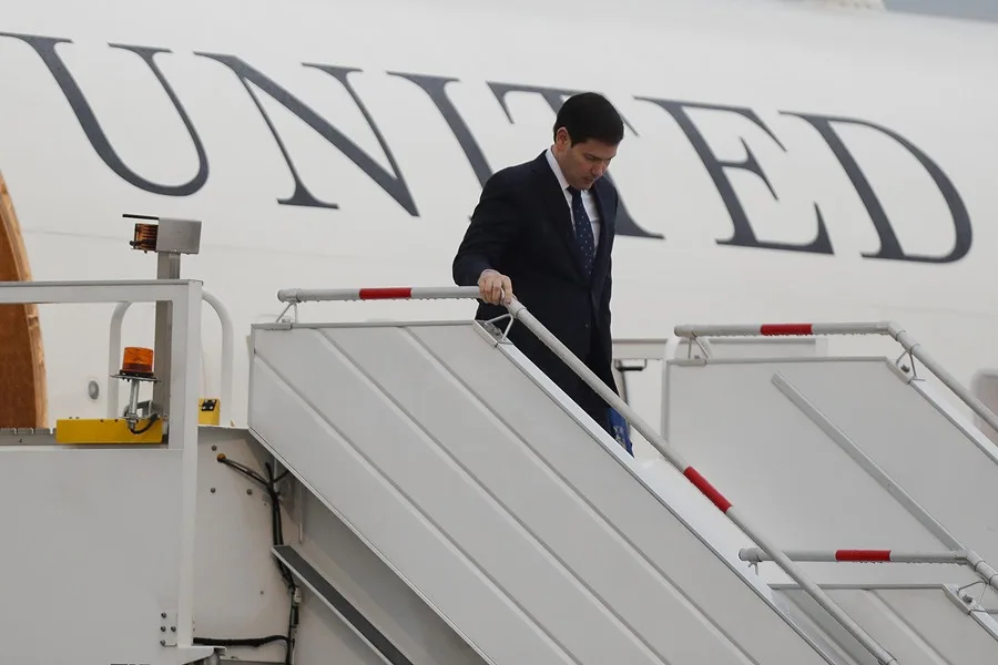 Fotografía de archivo del secretario de Estado de Estados Unidos, Marco Rubio, descendiendo del avión a su llegada al aeropuerto Internacional Felipe Ángeles en Santa Lucía (México). EFE/ Isaac Esquivel