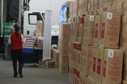 Fotografía de archivo de una parte de un cargamento de 82,8 millones de cigarrillos incautados en el puerto mexicano de Mazatlán. EFE/STR