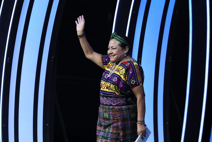 La líder indígena y Nobel de la Paz (1992), Rigoberta Menchú, saluda durante el evento México Siglo XXI de la fundación Telmex este viernes, en el Auditorio Nacional de la Ciudad de México (México). EFE/ Mario Guzmán