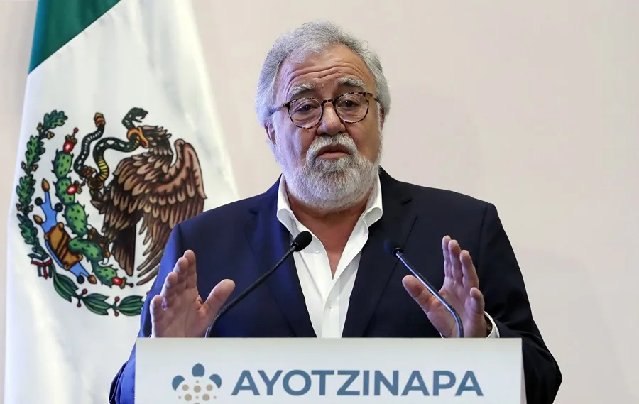 Fotografía de archivo del 27 de septiembre de 2023 del entonces subsecretario de Derechos Humanos, Población y Migración de la Secretaria de Gobernación (SG), Alejandro Encinas. EFE/Mario Guzmán