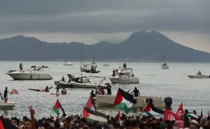 Manifestantes pro palestinos asisten a una concentración en apoyo a la Flotilla Global Sumud en el puerto de Sidi Bou Said, Túnez, el 10 de septiembre de 2025. EFE/EPA/MOHAMED MESSARA