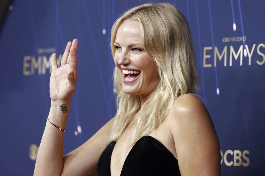 Premios Emmy 2025: los artistas y celebridades llegan a la alfombra roja