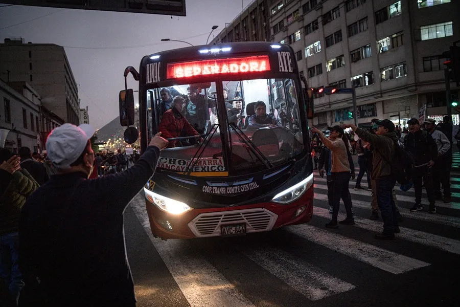 Lima (Perú) afronta una movilización de transportistas y una marcha de la 'Generación Z'