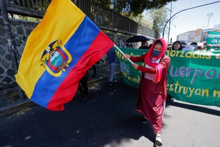La marcha en Quito por el aborto libre se suma al reclamo indígena contra Gobierno de Ecuador