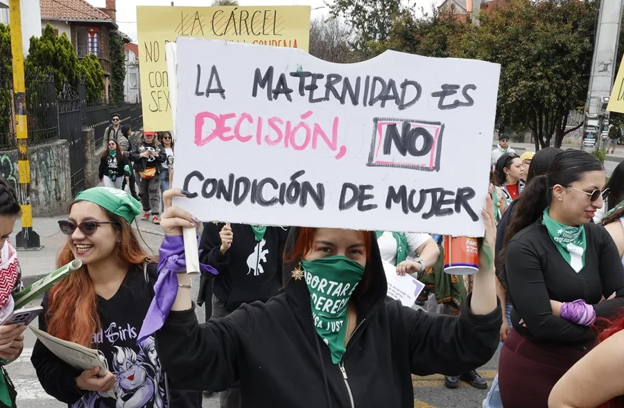 Más de medio centenar de mujeres marchan en Bogotá por el acceso "pleno y legal" al aborto