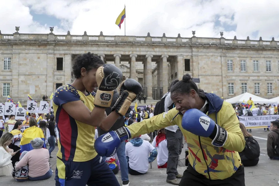 Medallistas olímpicos de Colombia protestan contra la reducción del presupuesto del deporte