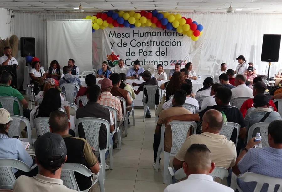 Una caravana humanitaria aboga por la paz en la región del Catatumbo en Colombia